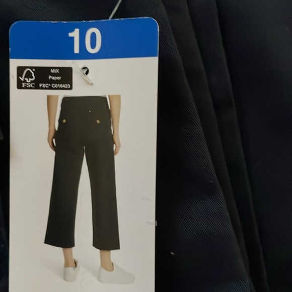 - - Woman’s Gloria Vanderbilt pull on wide leg crop - Picture 2 of 2